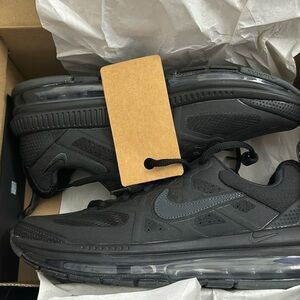 UNISEX: Brand new Nike Air Max Genome - only tried on.  New in box